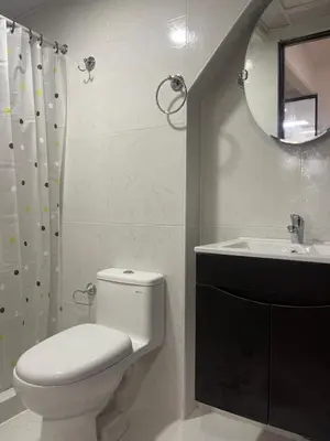 a bathroom with a toilet and a sink and a mirror at (11) Nuevo y acogedor departamento en Miraflores. in Lima