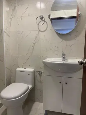 a bathroom with a toilet and a sink and a mirror at (11) Nuevo y acogedor departamento en Miraflores. in Lima