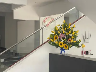 a bouquet of flowers in a vase with a baseball at 13 Nuevo y acogedor departamento en Miraflores in Lima