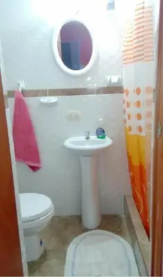 a small bathroom with a toilet and a sink at Departamento 6p Tierra del Sol Eterno - Ica centro in Ica