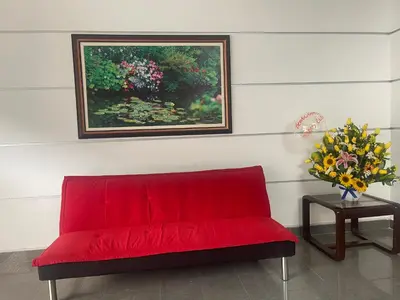 a red couch in a room with a painting at 18 Departamento en la mejor zona de Miraflores in Lima