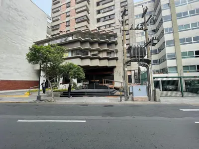 an empty city street with a tall building at 18 Departamento en la mejor zona de Miraflores in Lima