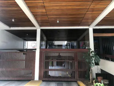 a building with a brown gate with a wooden ceiling at 17 Dpto con inmejorable ubicación Miraflores in Lima