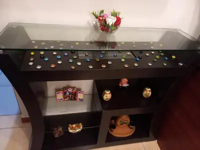 a table with a vase of flowers on top at Frente a hermoso Parque Pueblo Libre in Lima