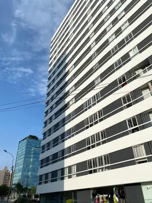 a tall building with many windows on the side of it at Moderno departamento Miraflores 360 in Lima
