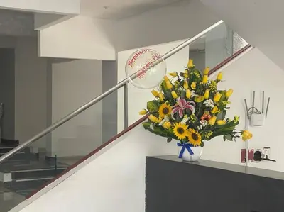 a bouquet of flowers in a vase with a baseball at (28) Acogedor dpto. Miraflores in Lima