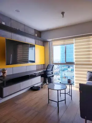 a living room with a tv and a couch and a table at Depa acogedor en el corazón de la ciudad in Lima
