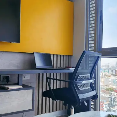 an office with a desk with a laptop and a chair at Depa acogedor en el corazón de la ciudad in Lima