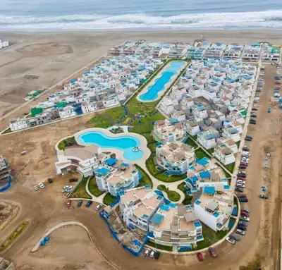 an aerial view of a resort near the ocean at Moderno Departamento con Piscina y Parrilla, 3 min de la playa, Asia in Asia