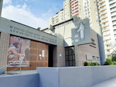 a building with a statue on the front of it at Hermoso apartamento Unidos En Familia en JESÚS MARÍA in Lima