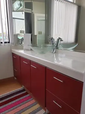 a bathroom with a sink and a mirror at Amplio y Acogedor Departamento en San Miguel, Lima in Lima