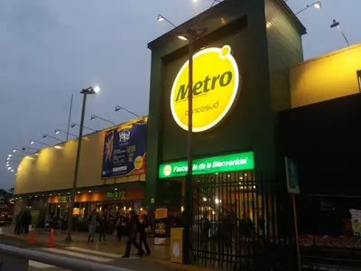a noreo sign on the side of a store at Moderno Apartamento en Condominio Alto Venezuela in Lima