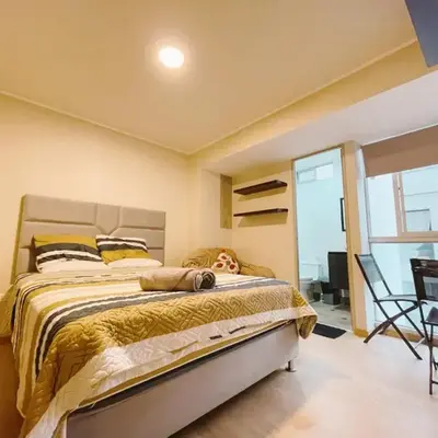 Amplia habitación privada con baño privado y TV