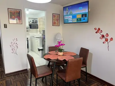 a kitchen and dining room with a table and chairs at Pershing, depa bonito, 3camas wifi/cable in Lima