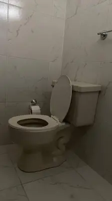 a bathroom with a toilet with the lid up at (29) Dpto Nuevo y Acogedor Miraflores in Lima