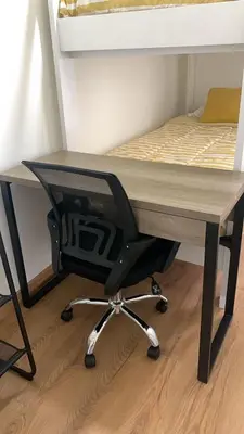 a desk with a bed in a room at Moderno Departamento de 2 dormitorios a solo 6 min del Parque Kennedy Miraflores in Lima