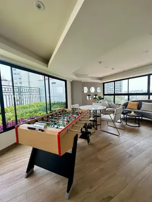 a large room with a large table with a board at Moderno Departamento de 2 dormitorios a solo 6 min del Parque Kennedy Miraflores in Lima