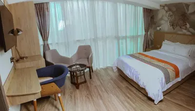 a hotel room with a bed and a chair at Gold Source Hotel in Lima