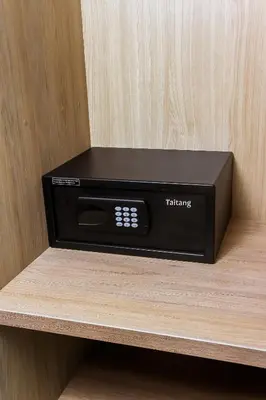 a black microwave sitting on top of a shelf at Gold Source Hotel in Lima