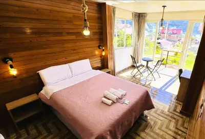 a bedroom with a bed with two towels on it at Colina Haus, casa vacacional Oxa in Oxapampa